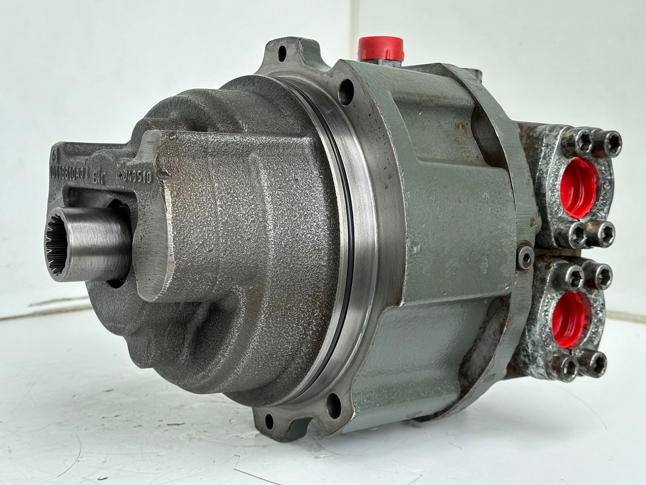 Liebherr Hydraulikeinbaumotor CMVE O 108. ID-Nr.10118562 - ID-Nr.10132610 - ID-Nr.10129048. LOS1916, LOS916, LOS926, R906, R916, R918, R920, R922, R924, R926COMP, R926, R936. #28313# - Hydraulmotor för Byggmaskiner: bild 2 Liebherr Hydraulikeinbaumotor CMVE O 108. ID-Nr.10118562 - ID-Nr.10132610 - ID-Nr.10129048. LOS1916, LOS916, LOS926, R906, R916, R918, R920, R922, R924, R926COMP, R926, R936. #28313# - Hydraulmotor för Byggmaskiner: bild 2