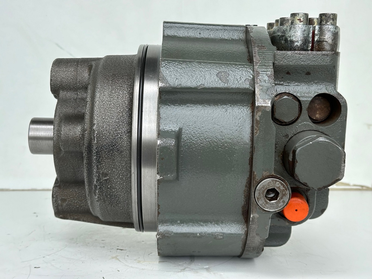 Liebherr Hydraulikeinbaumotor CMVE O 108. ID-Nr.10118562 - ID-Nr.10132610 - ID-Nr.10129048. LOS1916, LOS916, LOS926, R906, R916, R918, R920, R922, R924, R926COMP, R926, R936. #28313# - Hydraulmotor för Byggmaskiner: bild 4 Liebherr Hydraulikeinbaumotor CMVE O 108. ID-Nr.10118562 - ID-Nr.10132610 - ID-Nr.10129048. LOS1916, LOS916, LOS926, R906, R916, R918, R920, R922, R924, R926COMP, R926, R936. #28313# - Hydraulmotor för Byggmaskiner: bild 4