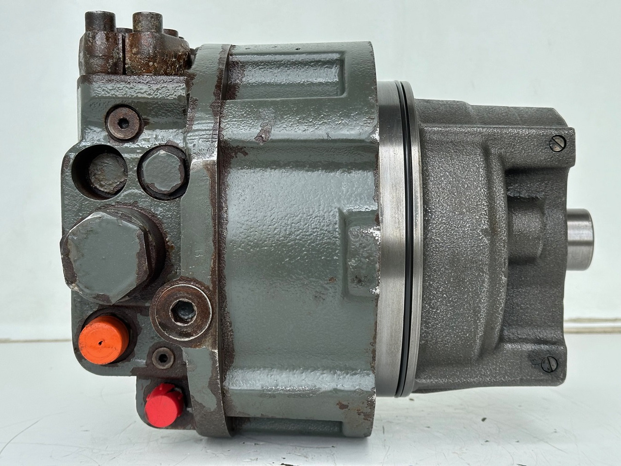 Liebherr Hydraulikeinbaumotor CMVE O 108. ID-Nr.10118562 - ID-Nr.10132610 - ID-Nr.10129048. LOS1916, LOS916, LOS926, R906, R916, R918, R920, R922, R924, R926COMP, R926, R936. #28314# - Hydraulmotor för Byggmaskiner: bild 3 Liebherr Hydraulikeinbaumotor CMVE O 108. ID-Nr.10118562 - ID-Nr.10132610 - ID-Nr.10129048. LOS1916, LOS916, LOS926, R906, R916, R918, R920, R922, R924, R926COMP, R926, R936. #28314# - Hydraulmotor för Byggmaskiner: bild 3