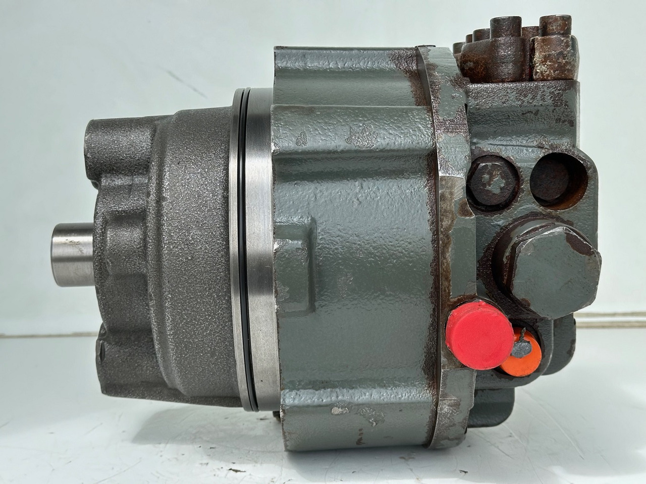 Liebherr Hydraulikeinbaumotor CMVE O 108. ID-Nr.10118562 - ID-Nr.10132610 - ID-Nr.10129048. LOS1916, LOS916, LOS926, R906, R916, R918, R920, R922, R924, R926COMP, R926, R936. #28314# - Hydraulmotor för Byggmaskiner: bild 4 Liebherr Hydraulikeinbaumotor CMVE O 108. ID-Nr.10118562 - ID-Nr.10132610 - ID-Nr.10129048. LOS1916, LOS916, LOS926, R906, R916, R918, R920, R922, R924, R926COMP, R926, R936. #28314# - Hydraulmotor för Byggmaskiner: bild 4