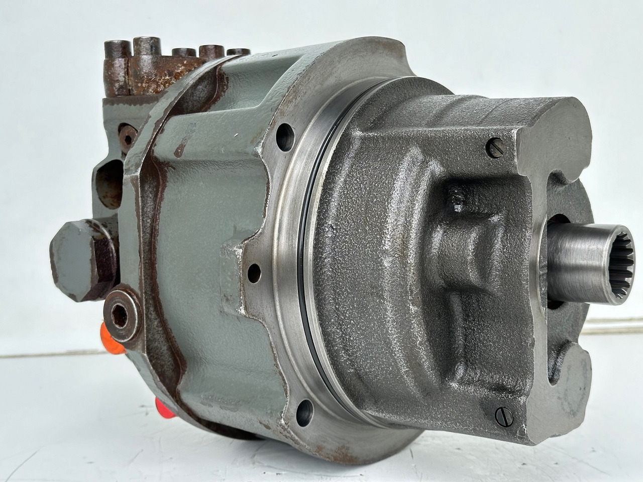 Liebherr Hydraulikeinbaumotor CMVE O 108. ID-Nr.10118562 - ID-Nr.10132610 - ID-Nr.10129048. LOS1916, LOS916, LOS926, R906, R916, R918, R920, R922, R924, R926COMP, R926, R936. #28314# - Hydraulmotor för Byggmaskiner: bild 1 Liebherr Hydraulikeinbaumotor CMVE O 108. ID-Nr.10118562 - ID-Nr.10132610 - ID-Nr.10129048. LOS1916, LOS916, LOS926, R906, R916, R918, R920, R922, R924, R926COMP, R926, R936. #28314# - Hydraulmotor för Byggmaskiner: bild 1