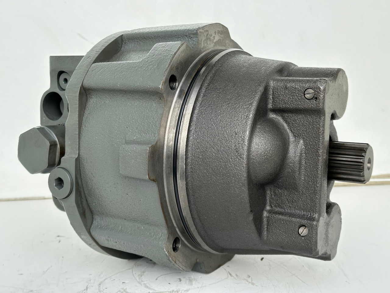 Liebherr Hydraulikeinbaumotor CMVE O 135. ID-Nr.10129570 - ID-Nr.11439804. FAT400P112 - FAT550P093. R930, R934, R936, R940, R944, R946, R950T. #10129570.21538# - Hydraulmotor för Byggmaskiner: bild 2 Liebherr Hydraulikeinbaumotor CMVE O 135. ID-Nr.10129570 - ID-Nr.11439804. FAT400P112 - FAT550P093. R930, R934, R936, R940, R944, R946, R950T. #10129570.21538# - Hydraulmotor för Byggmaskiner: bild 2
