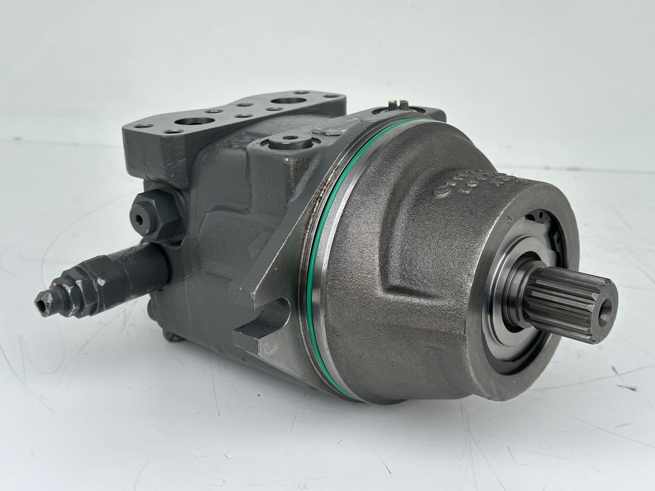 Liebherr Hydraulikeinbaumotor Typ:FMF058. ID-Nr.12483261. SAT275/266. R926 K-LC-1565, R926 K-LC-1827, R930 T-1980. #12483261.00573# - Hydraulmotor för Bandgrävare: bild 2 Liebherr Hydraulikeinbaumotor Typ:FMF058. ID-Nr.12483261. SAT275/266. R926 K-LC-1565, R926 K-LC-1827, R930 T-1980. #12483261.00573# - Hydraulmotor för Bandgrävare: bild 2