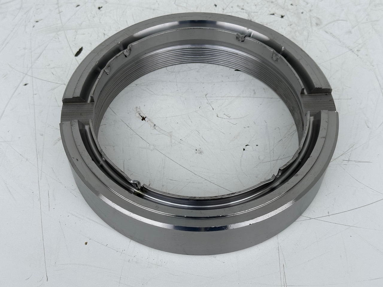 Liebherr Nutmutter ID-Nr.9443117 - ID-Nr.944311703. LH110,A974,LOS974,P974,P976,R974,R976,R980,P994,P995,R944,R995. #944311703.27.12.01# - Växellåda för Byggmaskiner: bild 1 Liebherr Nutmutter ID-Nr.9443117 - ID-Nr.944311703. LH110,A974,LOS974,P974,P976,R974,R976,R980,P994,P995,R944,R995. #944311703.27.12.01# - Växellåda för Byggmaskiner: bild 1