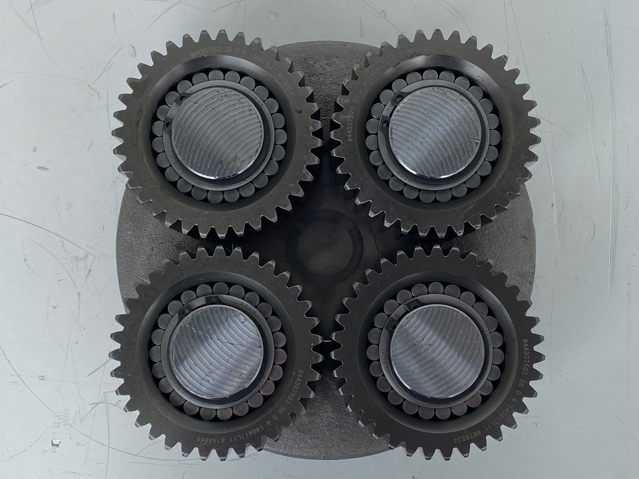 Liebherr Planetenträger ID-Nr.90006540 mit Planetenrad ID-Nr.9443074 - ID-Nr.944307403 - ID-Nr.90208594. SAT300/271, SAT300/282, SAT300/288, SAT300/295. #PLT17.04#. - Svängmotor för Byggmaskiner: bild 3 Liebherr Planetenträger ID-Nr.90006540 mit Planetenrad ID-Nr.9443074 - ID-Nr.944307403 - ID-Nr.90208594. SAT300/271, SAT300/282, SAT300/288, SAT300/295. #PLT17.04#. - Svängmotor för Byggmaskiner: bild 3