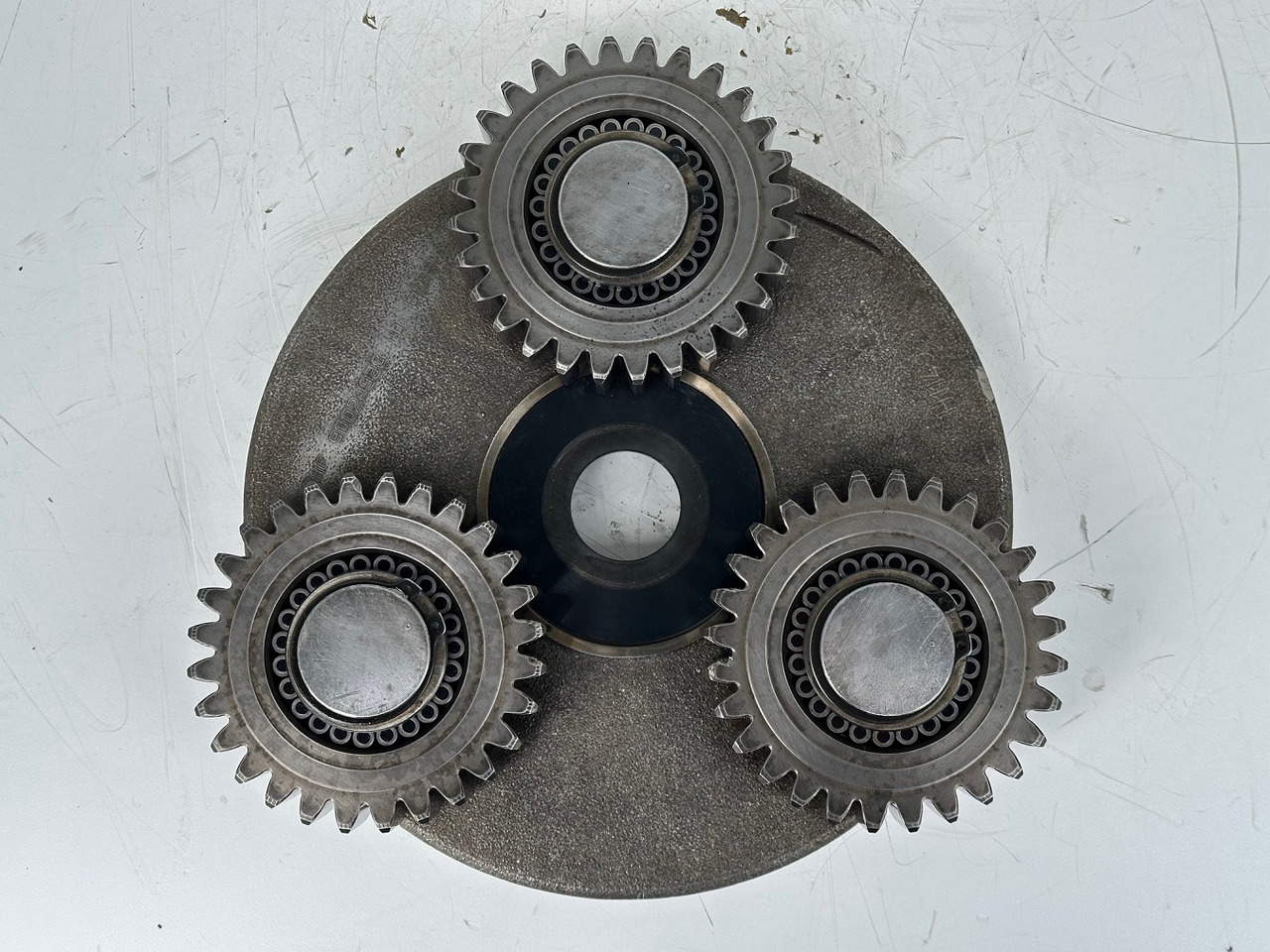 Liebherr Planetenträger ID-Nr.90024938 mit Planetenräder ID-Nr.90024939. FAT400P112 -FAT400P130 - FAT400P139. LO1936,LOS926,R926,R928,R930,R934,R936,R940,R944,R946,R950 T. #H1.6569.90024939# - Slutdrev för Bandgrävare: bild 3 Liebherr Planetenträger ID-Nr.90024938 mit Planetenräder ID-Nr.90024939. FAT400P112 -FAT400P130 - FAT400P139. LO1936,LOS926,R926,R928,R930,R934,R936,R940,R944,R946,R950 T. #H1.6569.90024939# - Slutdrev för Bandgrävare: bild 3