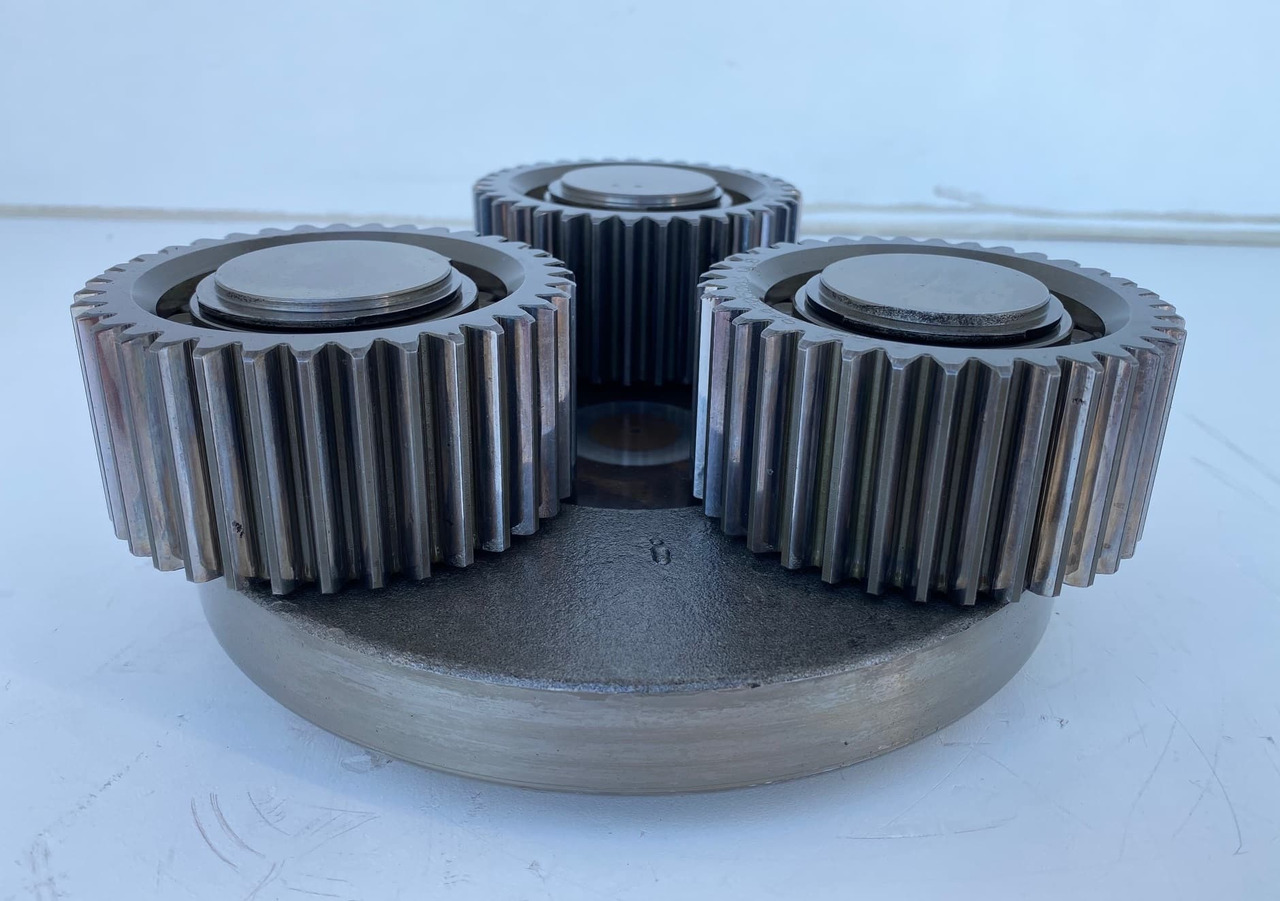 Liebherr Planetenträger ID-Nr.970559601 mit Planetenrad ID-Nr.944305703 - ID-Nr.90213986. A900,A904,A913 COMP,A914 COMP,A914,A916 COMP,A916,A918 COMP,A918,A920,A922 RAIL A924 RAIL,LH18,LH22,LH24,LH2 - Svängmotor för Byggmaskiner: bild 4 Liebherr Planetenträger ID-Nr.970559601 mit Planetenrad ID-Nr.944305703 - ID-Nr.90213986. A900,A904,A913 COMP,A914 COMP,A914,A916 COMP,A916,A918 COMP,A918,A920,A922 RAIL A924 RAIL,LH18,LH22,LH24,LH2 - Svängmotor för Byggmaskiner: bild 4