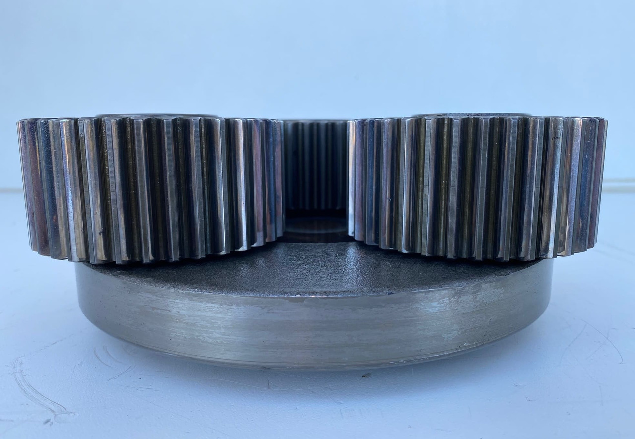 Liebherr Planetenträger ID-Nr.970559601 mit Planetenrad ID-Nr.944305703 - ID-Nr.90213986. A900,A904,A913 COMP,A914 COMP,A914,A916 COMP,A916,A918 COMP,A918,A920,A922 RAIL A924 RAIL,LH18,LH22,LH24,LH2 - Svängmotor för Byggmaskiner: bild 5 Liebherr Planetenträger ID-Nr.970559601 mit Planetenrad ID-Nr.944305703 - ID-Nr.90213986. A900,A904,A913 COMP,A914 COMP,A914,A916 COMP,A916,A918 COMP,A918,A920,A922 RAIL A924 RAIL,LH18,LH22,LH24,LH2 - Svängmotor för Byggmaskiner: bild 5