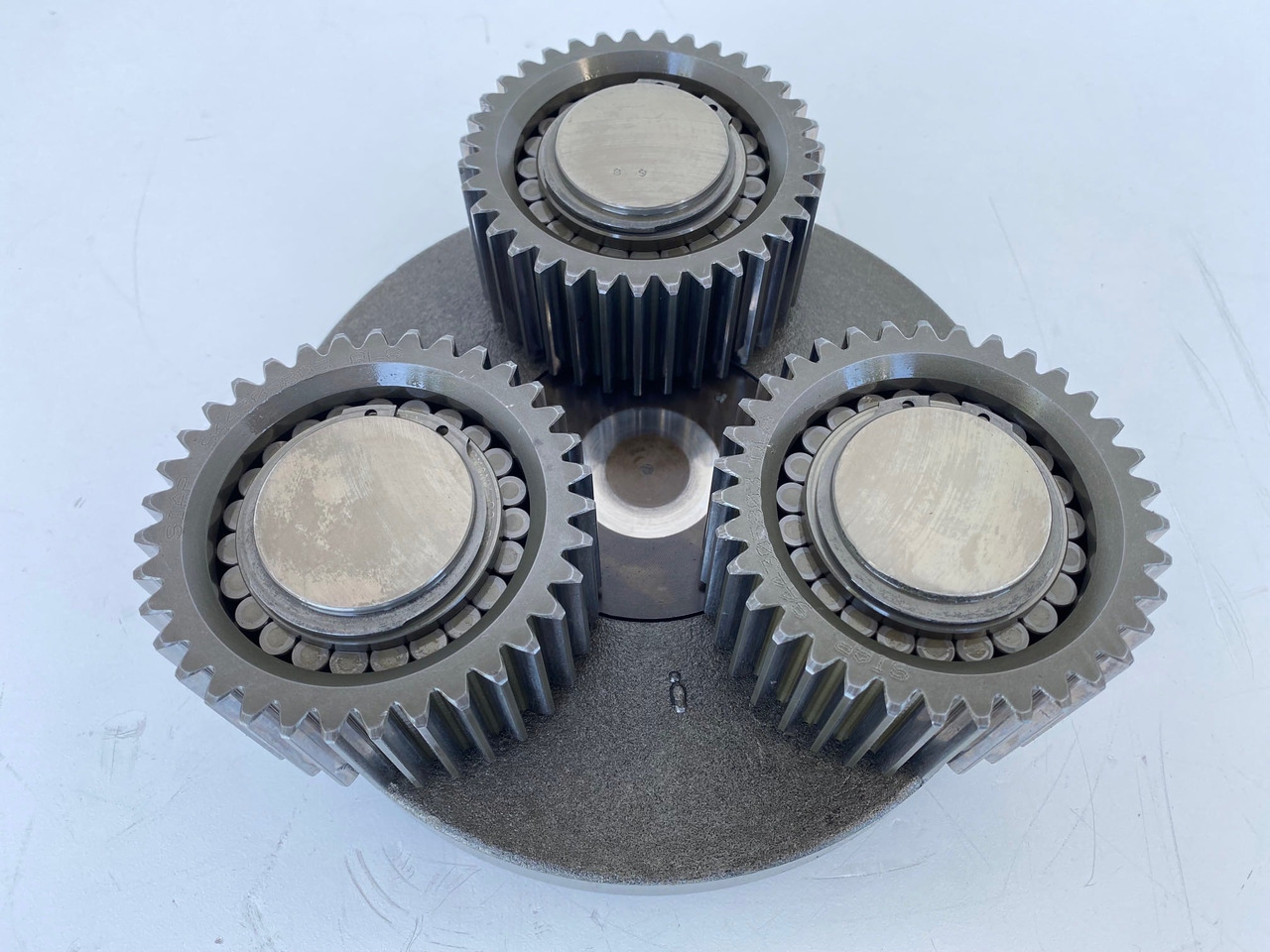 Liebherr Planetenträger ID-Nr.970559601 mit Planetenrad ID-Nr.944305703 - ID-Nr.90213986. A900,A904,A913 COMP,A914 COMP,A914,A916 COMP,A916,A918 COMP,A918,A920,A922 RAIL A924 RAIL,LH18,LH22,LH24,LH2 - Svängmotor för Byggmaskiner: bild 1 Liebherr Planetenträger ID-Nr.970559601 mit Planetenrad ID-Nr.944305703 - ID-Nr.90213986. A900,A904,A913 COMP,A914 COMP,A914,A916 COMP,A916,A918 COMP,A918,A920,A922 RAIL A924 RAIL,LH18,LH22,LH24,LH2 - Svängmotor för Byggmaskiner: bild 1