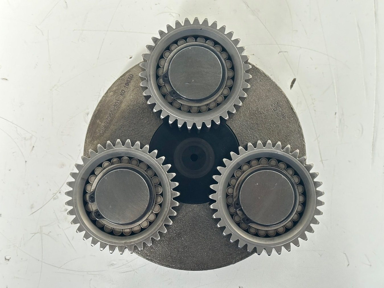 Liebherr Planetenträger ID-Nr.970559601 mit Planetenrad ID-Nr.944305703 - ID-Nr.90213986. A900, A904, A913 COMP, A914 COMP, A914, A916 COMP, A916, A918 COMP, A918, A920, A922 RAIL, A924 RAIL, LH18, - Svängmotor för Bandgrävare: bild 4 Liebherr Planetenträger ID-Nr.970559601 mit Planetenrad ID-Nr.944305703 - ID-Nr.90213986. A900, A904, A913 COMP, A914 COMP, A914, A916 COMP, A916, A918 COMP, A918, A920, A922 RAIL, A924 RAIL, LH18, - Svängmotor för Bandgrävare: bild 4