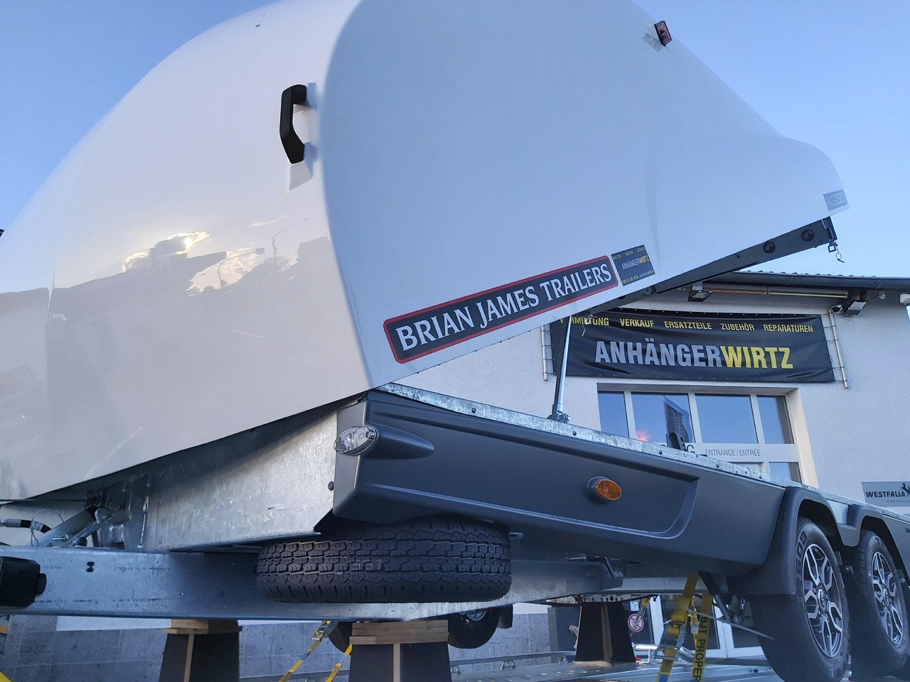 BJT Race Shuttle 2 430x195x150cm ankippbar Rampen Alufelgen dark Seilwinde 100km/H 2600kg Modell 24 - Biltransportsläp: bild 2 BJT Race Shuttle 2 430x195x150cm ankippbar Rampen Alufelgen dark Seilwinde 100km/H 2600kg Modell 24 - Biltransportsläp: bild 2