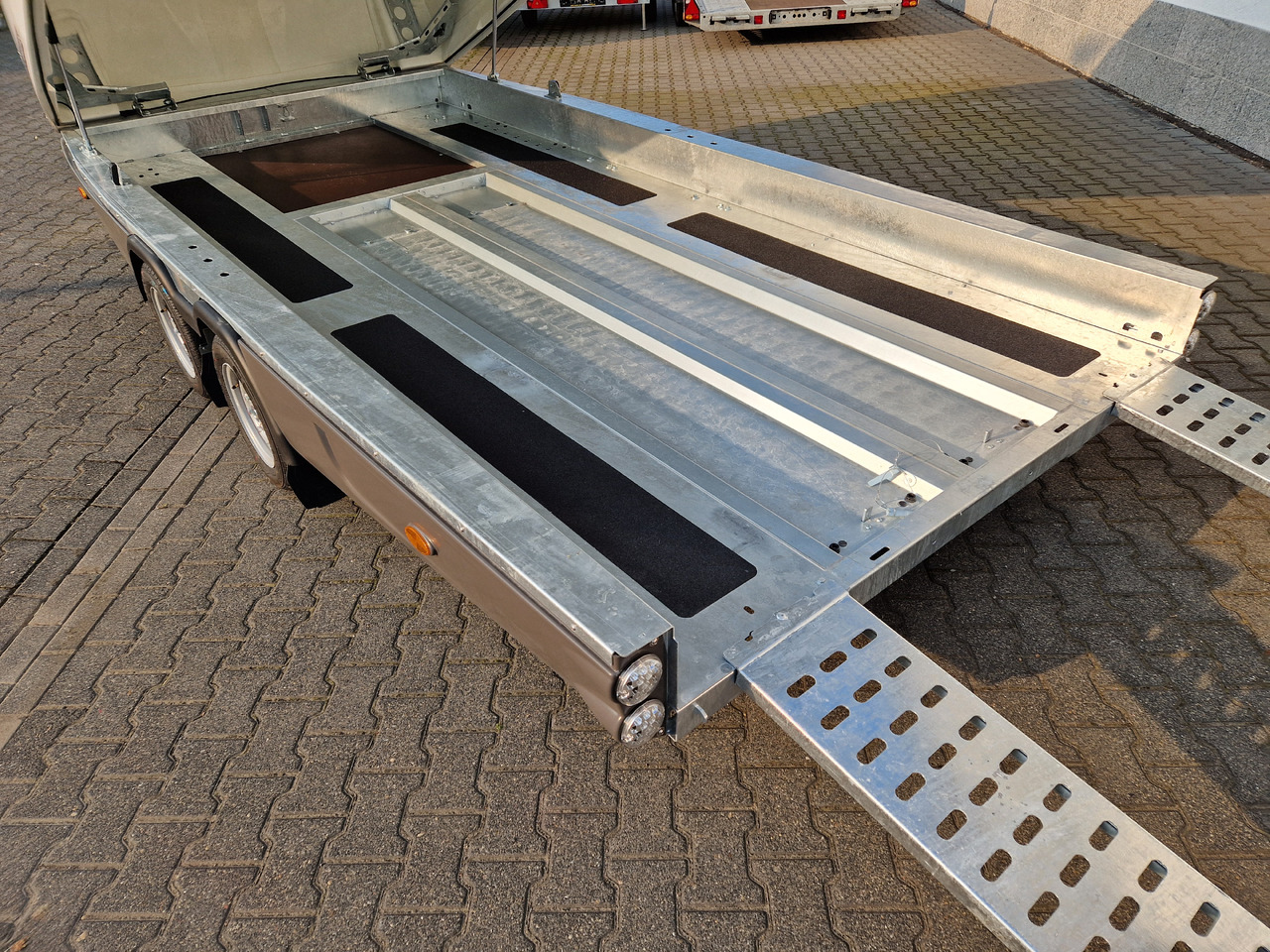 BJT Race Shuttle 2 Transporter 430x195x160cm ankippbar Winde 2600kg 100 km/H Modell 2024 - Biltransportsläp: bild 5 BJT Race Shuttle 2 Transporter 430x195x160cm ankippbar Winde 2600kg 100 km/H Modell 2024 - Biltransportsläp: bild 5