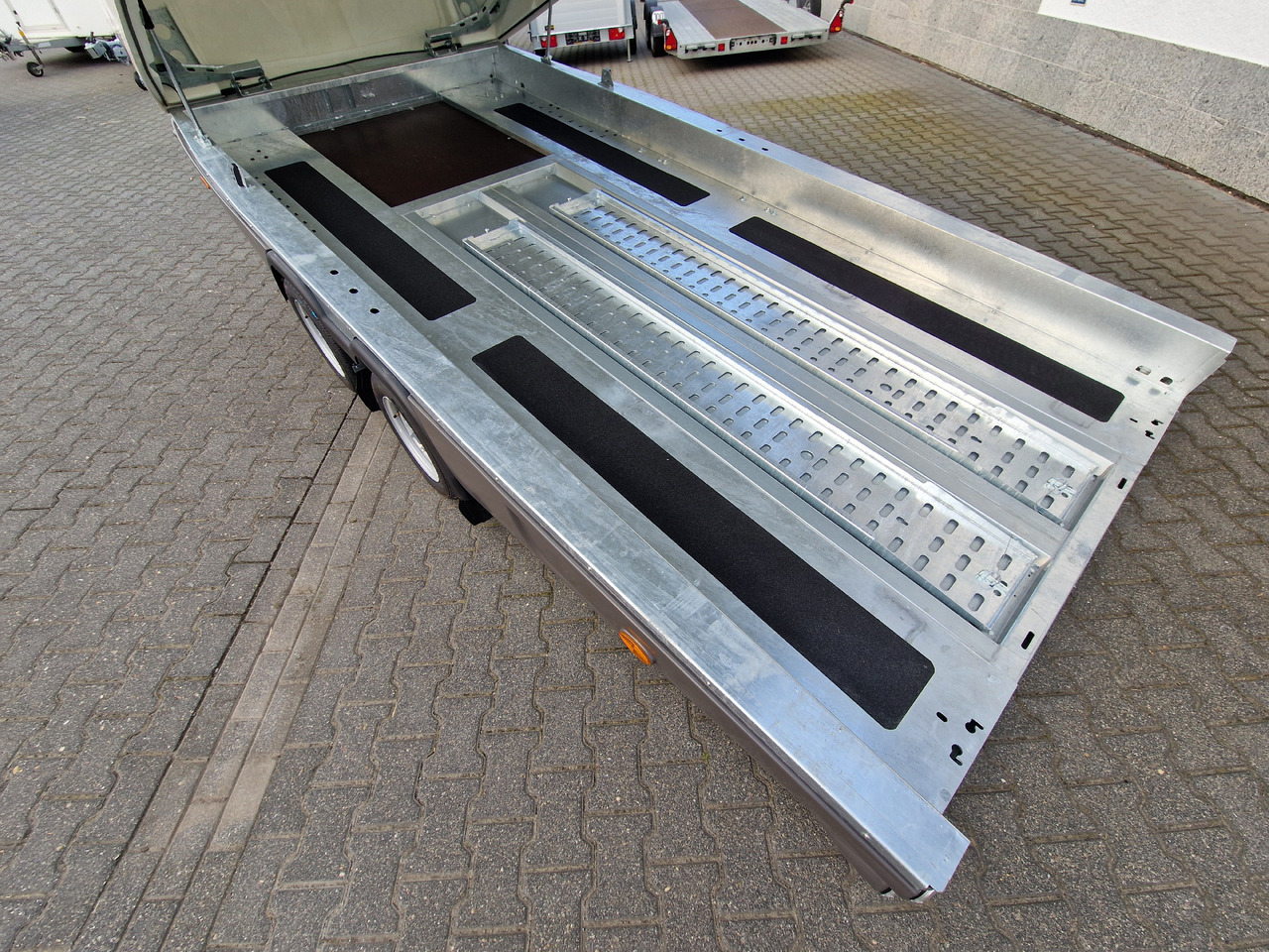 BJT Race Shuttle 2 Transporter 430x195x160cm ankippbar Winde 2600kg 100 km/H Modell 2024 - Biltransportsläp: bild 3 BJT Race Shuttle 2 Transporter 430x195x160cm ankippbar Winde 2600kg 100 km/H Modell 2024 - Biltransportsläp: bild 3