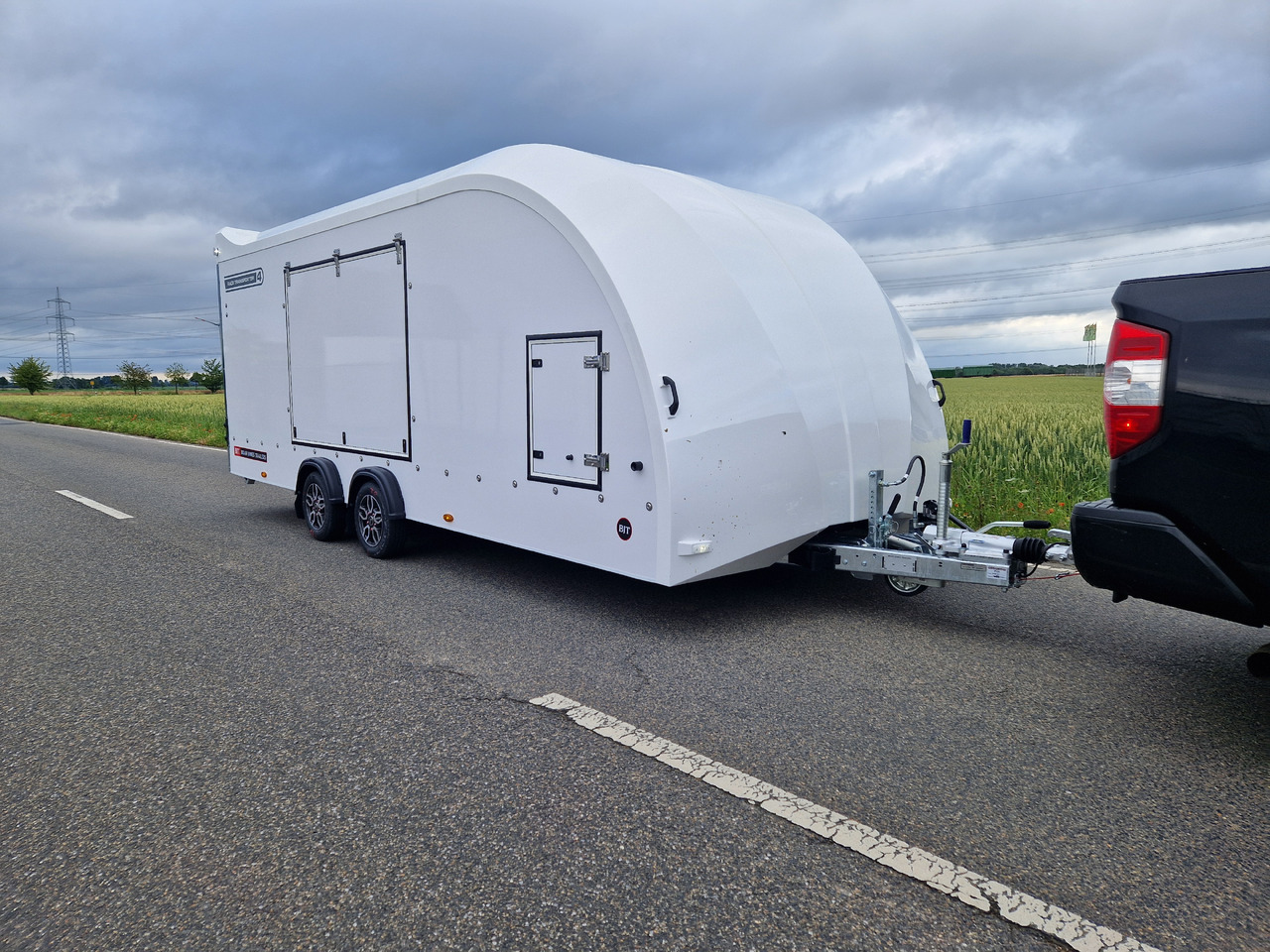 BJT Race Transporter 4 550x212x188cm weiss E Winde Frontstauraum ASR Alufelgen dark 3500kg Modell 24 - Biltransportsläp: bild 4 BJT Race Transporter 4 550x212x188cm weiss E Winde Frontstauraum ASR Alufelgen dark 3500kg Modell 24 - Biltransportsläp: bild 4