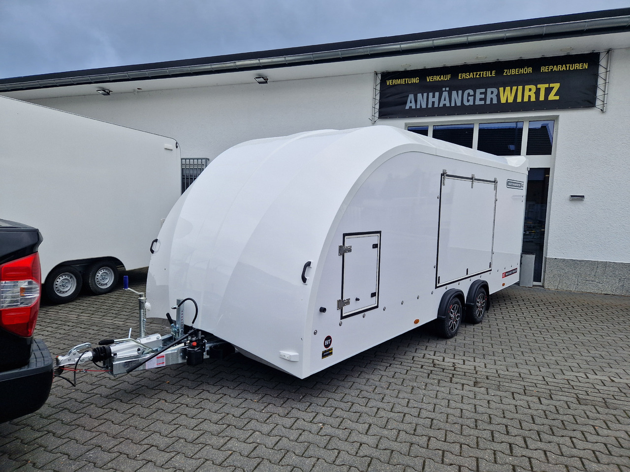 BJT Race Transporter 4 550x212x188cm weiss E Winde Frontstauraum ASR Alufelgen dark 3500kg Modell 24 - Biltransportsläp: bild 1 BJT Race Transporter 4 550x212x188cm weiss E Winde Frontstauraum ASR Alufelgen dark 3500kg Modell 24 - Biltransportsläp: bild 1