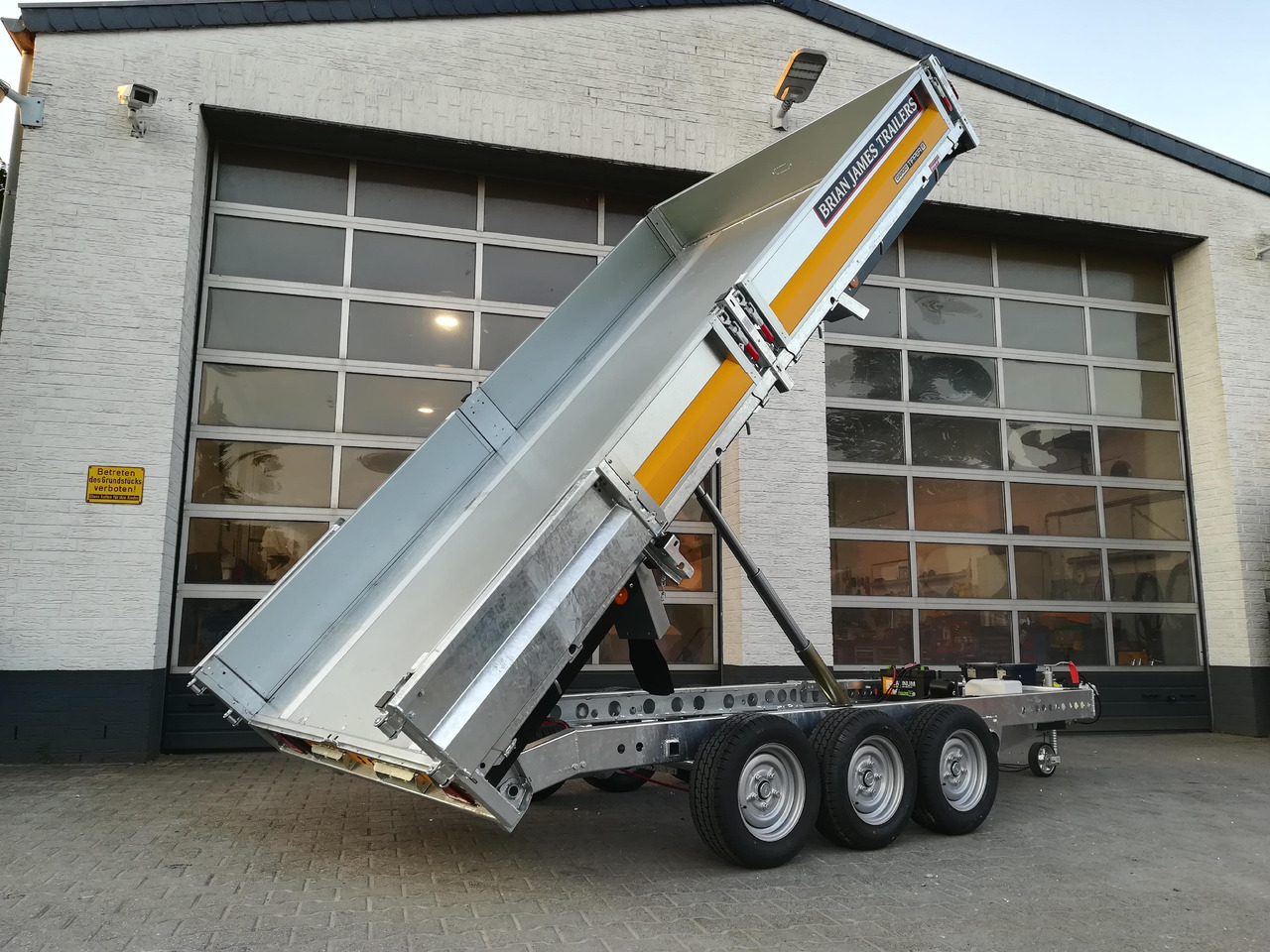 Brian James Trailer CarGO Tipper 2 elektrisch 360x195x30cm Stahlbordwände Pendel 12" Tridem 3,5t on - Tippsläp: bild 1 Brian James Trailer CarGO Tipper 2 elektrisch 360x195x30cm Stahlbordwände Pendel 12" Tridem 3,5t on - Tippsläp: bild 1