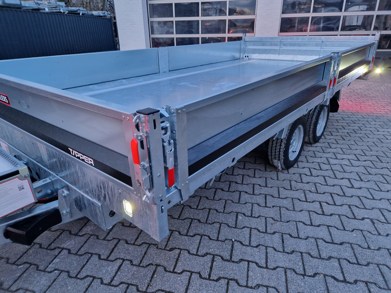 Brian James Trailer CarGO Tipper 400x200x30cm elektro Pendelklappe blackline LED 3500kg Tandem - Tippsläp: bild 5 Brian James Trailer CarGO Tipper 400x200x30cm elektro Pendelklappe blackline LED 3500kg Tandem - Tippsläp: bild 5