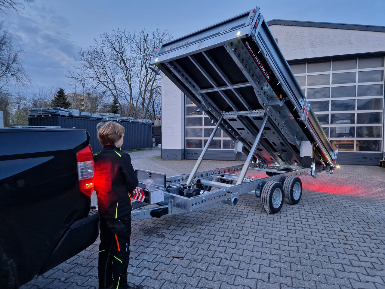 Brian James Trailer CarGO Tipper 400x200x30cm elektro Pendelklappe blackline LED 3500kg Tandem - Tippsläp: bild 2 Brian James Trailer CarGO Tipper 400x200x30cm elektro Pendelklappe blackline LED 3500kg Tandem - Tippsläp: bild 2