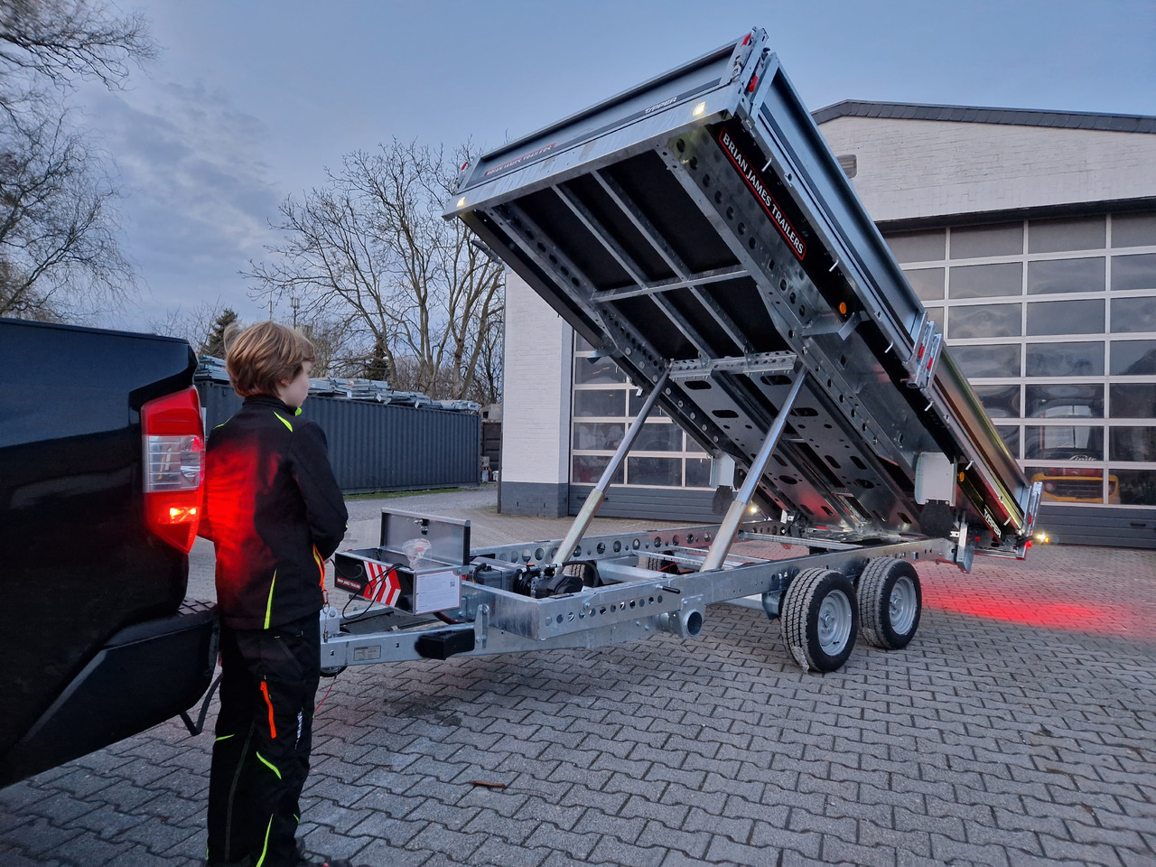 Brian James Trailer CarGO Tipper 400x200x30cm elektro Pendelklappe blackline LED 3500kg Tandem - Tippsläp: bild 1 Brian James Trailer CarGO Tipper 400x200x30cm elektro Pendelklappe blackline LED 3500kg Tandem - Tippsläp: bild 1