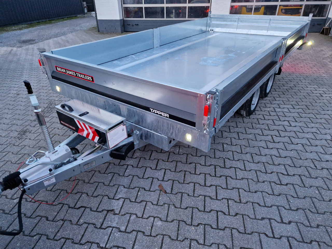 Brian James Trailer CarGO Tipper 400x200x30cm elektro Pendelklappe blackline LED 3500kg Tandem - Tippsläp: bild 4 Brian James Trailer CarGO Tipper 400x200x30cm elektro Pendelklappe blackline LED 3500kg Tandem - Tippsläp: bild 4