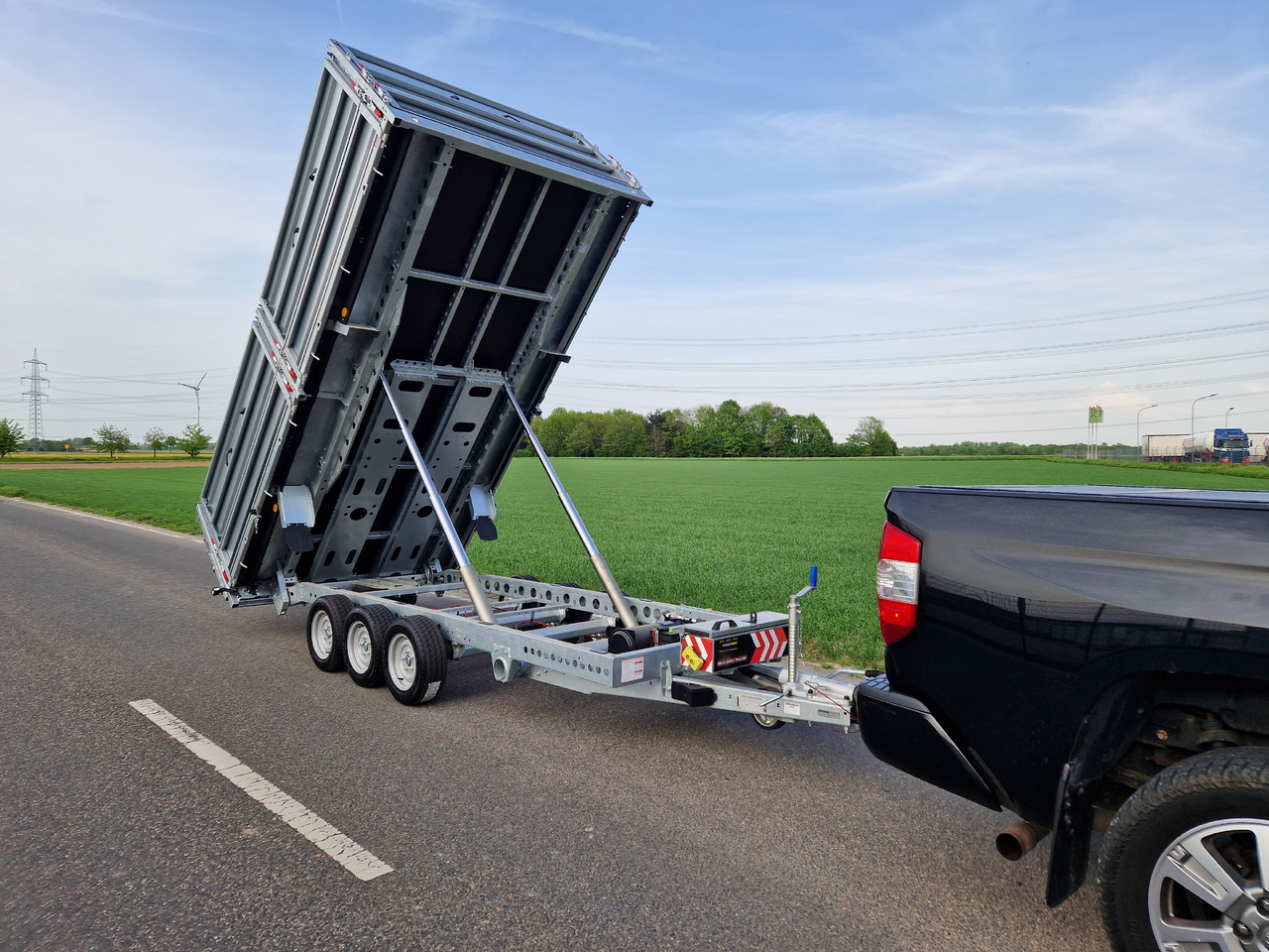 Brian James Trailer Tipper 526-4020 400x200x100cm Aufsatz elek. blackline LED Tridem 3500kg Aktion - Tippsläp: bild 4 Brian James Trailer Tipper 526-4020 400x200x100cm Aufsatz elek. blackline LED Tridem 3500kg Aktion - Tippsläp: bild 4
