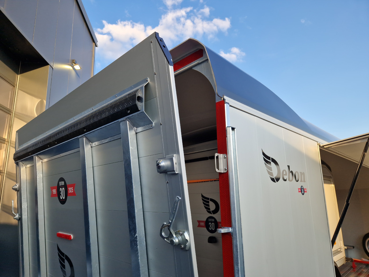 Försäljningsvagn Cargo Roadster 2000 550x220x204cm Poly black Car Pullman 3500kg Edition Vollausstattung: bild 7 Försäljningsvagn Cargo Roadster 2000 550x220x204cm Poly black Car Pullman 3500kg Edition Vollausstattung: bild 7