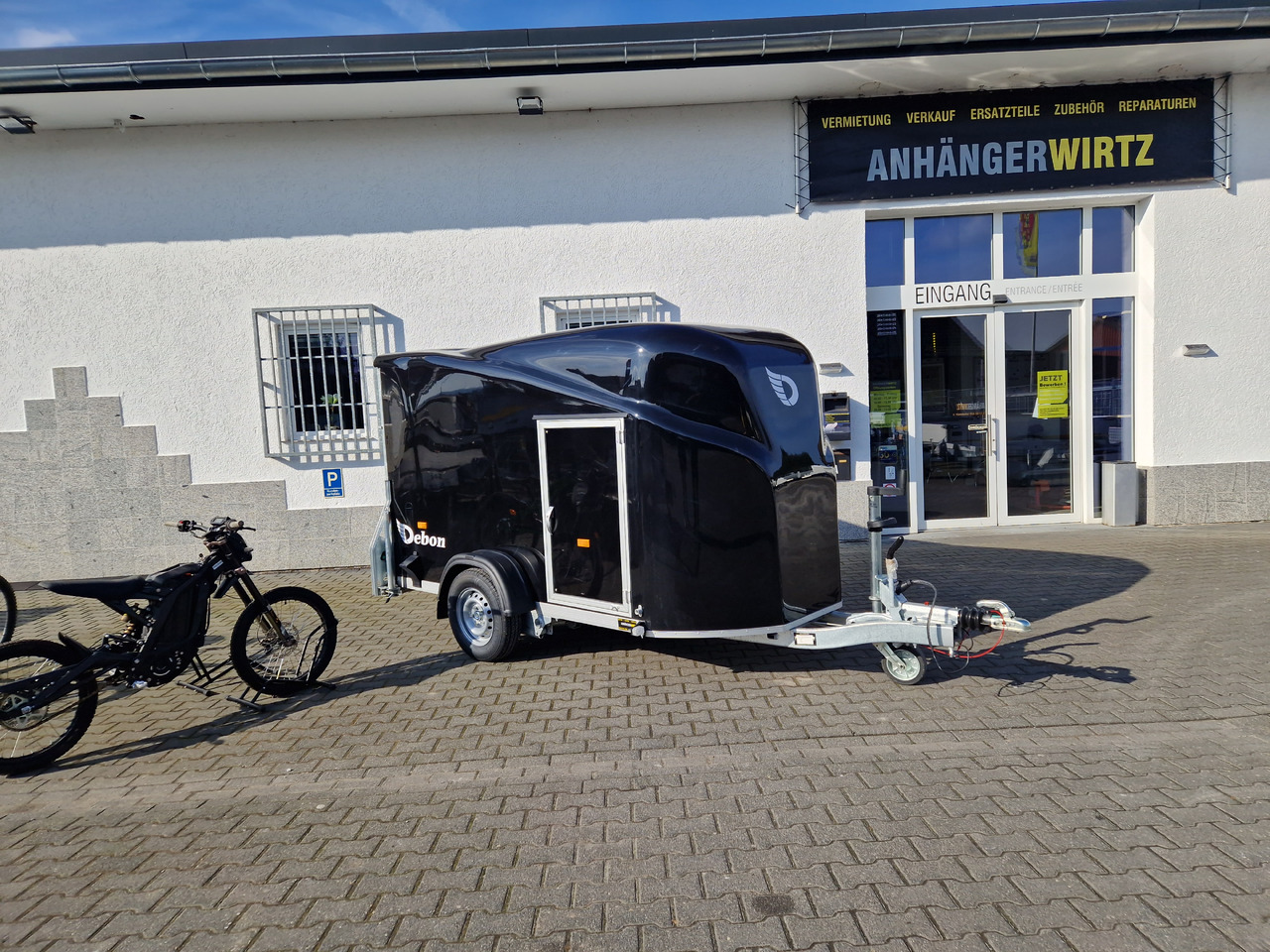 Debon Cargo 1300 300x152x168cm black Seitentür aerodynamik Pullman II 100km/H 1300kg Februar Aktion - Skåpsläp: bild 1 Debon Cargo 1300 300x152x168cm black Seitentür aerodynamik Pullman II 100km/H 1300kg Februar Aktion - Skåpsläp: bild 1