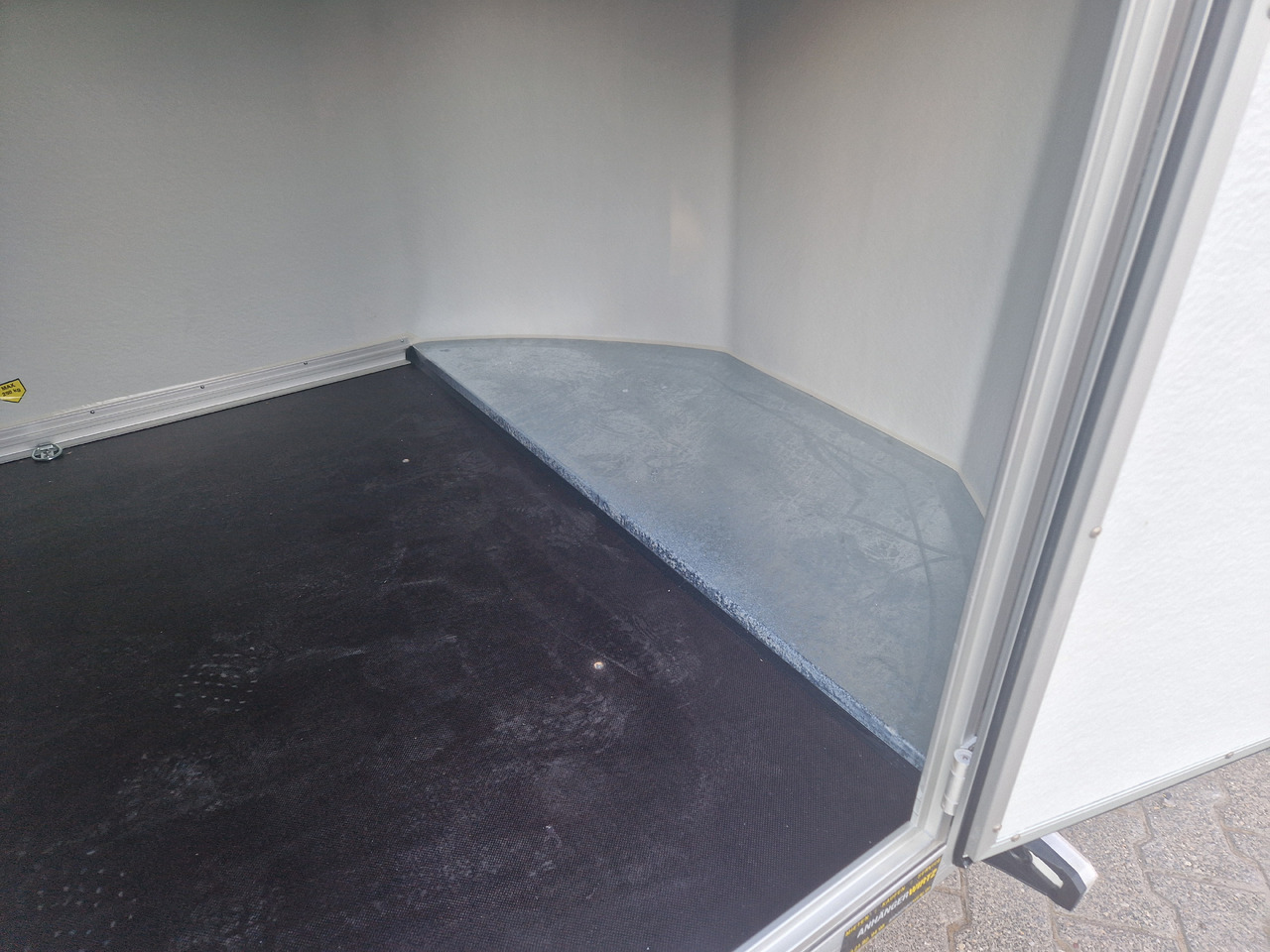 Debon Cargo 1300 300x152x168cm irongrey Seitentür Alufelgen 1300kg Pullman 100kmh Modell 2024 - Skåpsläp: bild 4 Debon Cargo 1300 300x152x168cm irongrey Seitentür Alufelgen 1300kg Pullman 100kmh Modell 2024 - Skåpsläp: bild 4