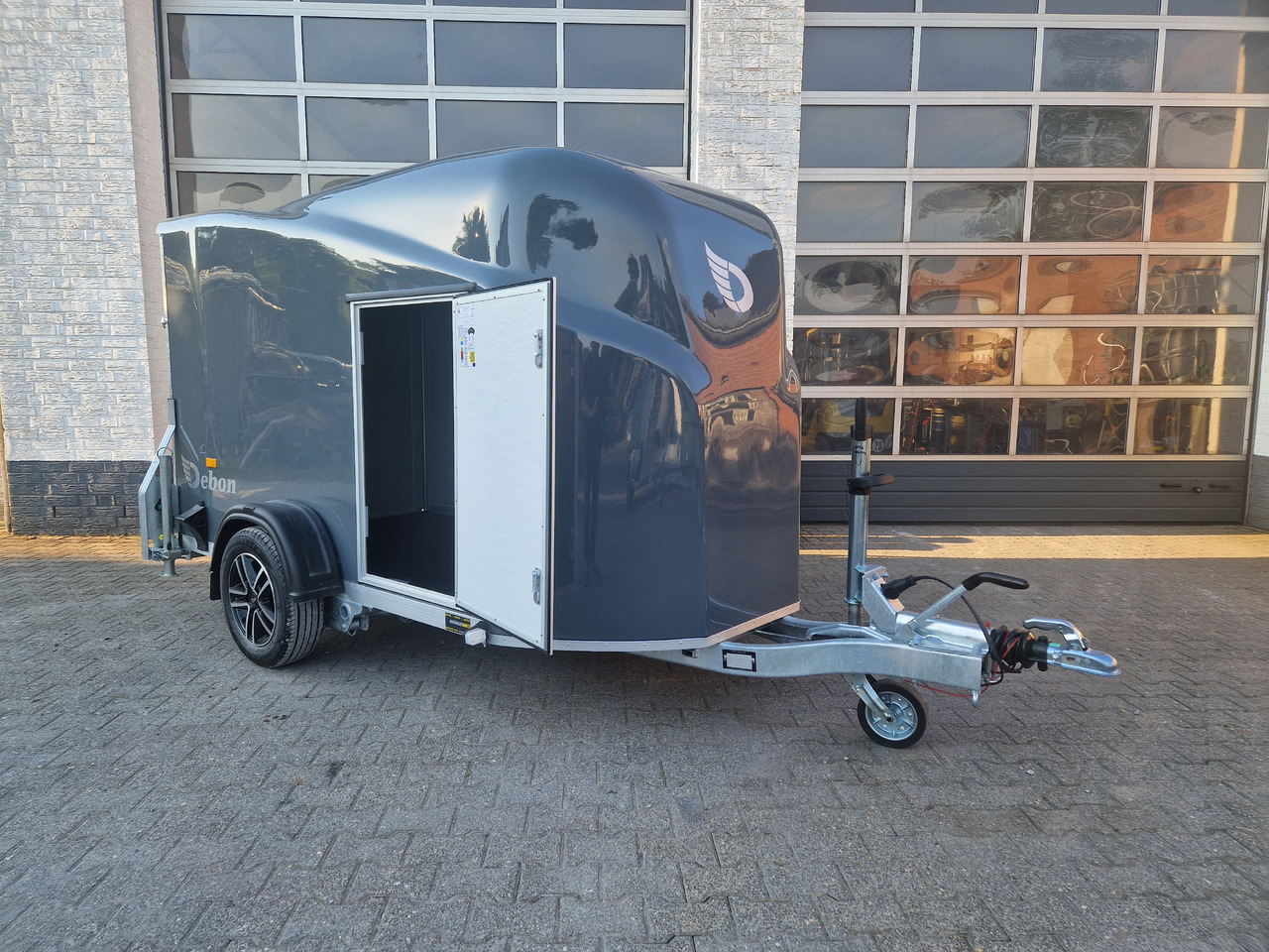 Debon Cargo 1300 300x152x168cm irongrey Seitentür Alufelgen 1300kg Pullman 100kmh Modell 2024 - Skåpsläp: bild 2 Debon Cargo 1300 300x152x168cm irongrey Seitentür Alufelgen 1300kg Pullman 100kmh Modell 2024 - Skåpsläp: bild 2