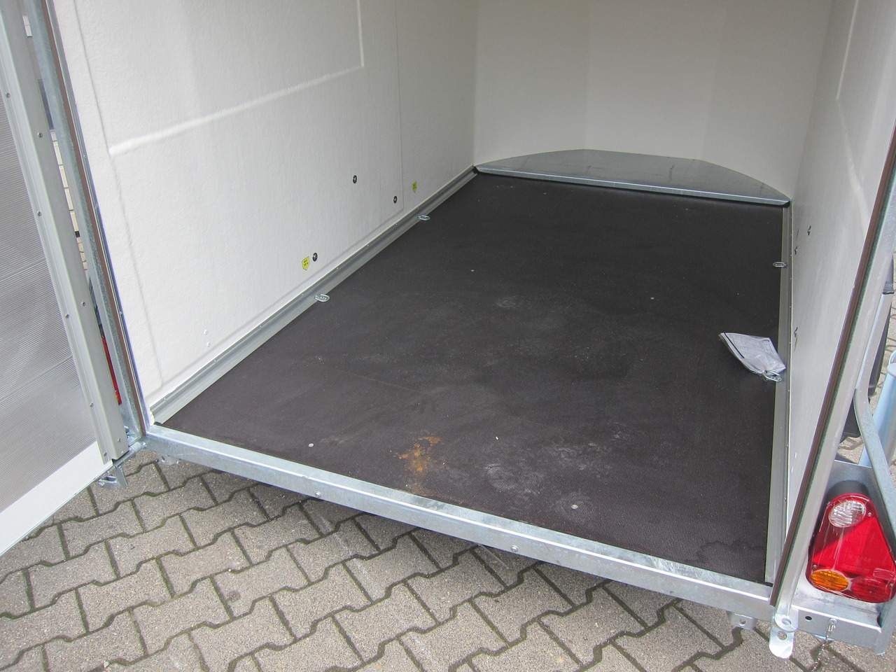 Debon Cargo 1300 300x152x168cm white Alufelgen darkline aerodynamik Pullman II 100km/H 1300kg - Skåpsläp: bild 4 Debon Cargo 1300 300x152x168cm white Alufelgen darkline aerodynamik Pullman II 100km/H 1300kg - Skåpsläp: bild 4