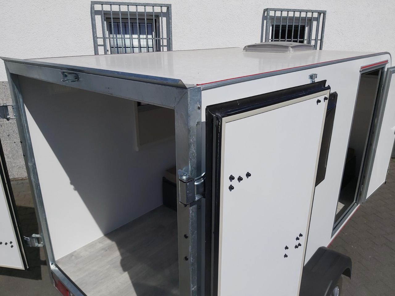 Husvagn Kargo Camp TFS S Midi 320x150x150cm aero LUX Bett Fenster Seitentür Dachluke Strom 750kg Bremse 2024: bild 6 Husvagn Kargo Camp TFS S Midi 320x150x150cm aero LUX Bett Fenster Seitentür Dachluke Strom 750kg Bremse 2024: bild 6