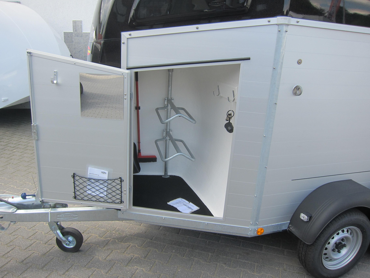 Pferdeanhänger Böckmann Champion R 165 Western Sattelkammer blackline 2400kg CFF 100 km/H Modell 22 - Hästsläp: bild 4 Pferdeanhänger Böckmann Champion R 165 Western Sattelkammer blackline 2400kg CFF 100 km/H Modell 22 - Hästsläp: bild 4