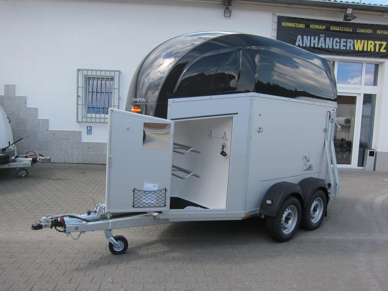 Pferdeanhänger Böckmann Champion R 165 Western Sattelkammer blackline 2400kg CFF 100 km/H Modell 22 - Hästsläp: bild 2 Pferdeanhänger Böckmann Champion R 165 Western Sattelkammer blackline 2400kg CFF 100 km/H Modell 22 - Hästsläp: bild 2