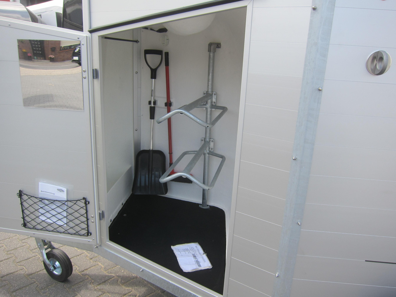 Pferdeanhänger Böckmann Champion R 165 Western Sattelkammer blackline 2400kg CFF 100 km/H Modell 22 - Hästsläp: bild 3 Pferdeanhänger Böckmann Champion R 165 Western Sattelkammer blackline 2400kg CFF 100 km/H Modell 22 - Hästsläp: bild 3