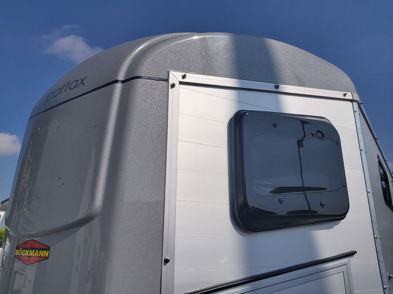 Pferdeanhänger Böckmann Portax Esprit silver&black silver SKASattelkammer Trittschutz 100km/H 2400kg - Hästsläp: bild 2 Pferdeanhänger Böckmann Portax Esprit silver&black silver SKASattelkammer Trittschutz 100km/H 2400kg - Hästsläp: bild 2