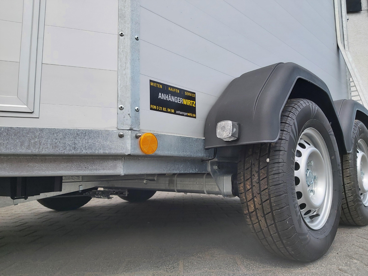 Pferdeanhänger Böckmann Portax Esprit silver&black silver SKASattelkammer Trittschutz 100km/H 2400kg - Hästsläp: bild 5 Pferdeanhänger Böckmann Portax Esprit silver&black silver SKASattelkammer Trittschutz 100km/H 2400kg - Hästsläp: bild 5