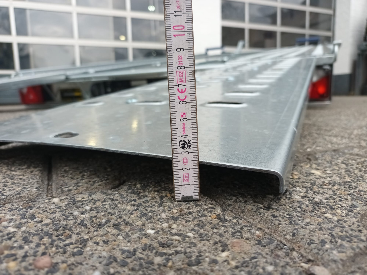 Saris Cartrailer AT 401 202 2700 2 K easyload ankippbar Rampen Fahrschienen Radstop 2700kg 100km/H - Biltransportsläp: bild 4 Saris Cartrailer AT 401 202 2700 2 K easyload ankippbar Rampen Fahrschienen Radstop 2700kg 100km/H - Biltransportsläp: bild 4