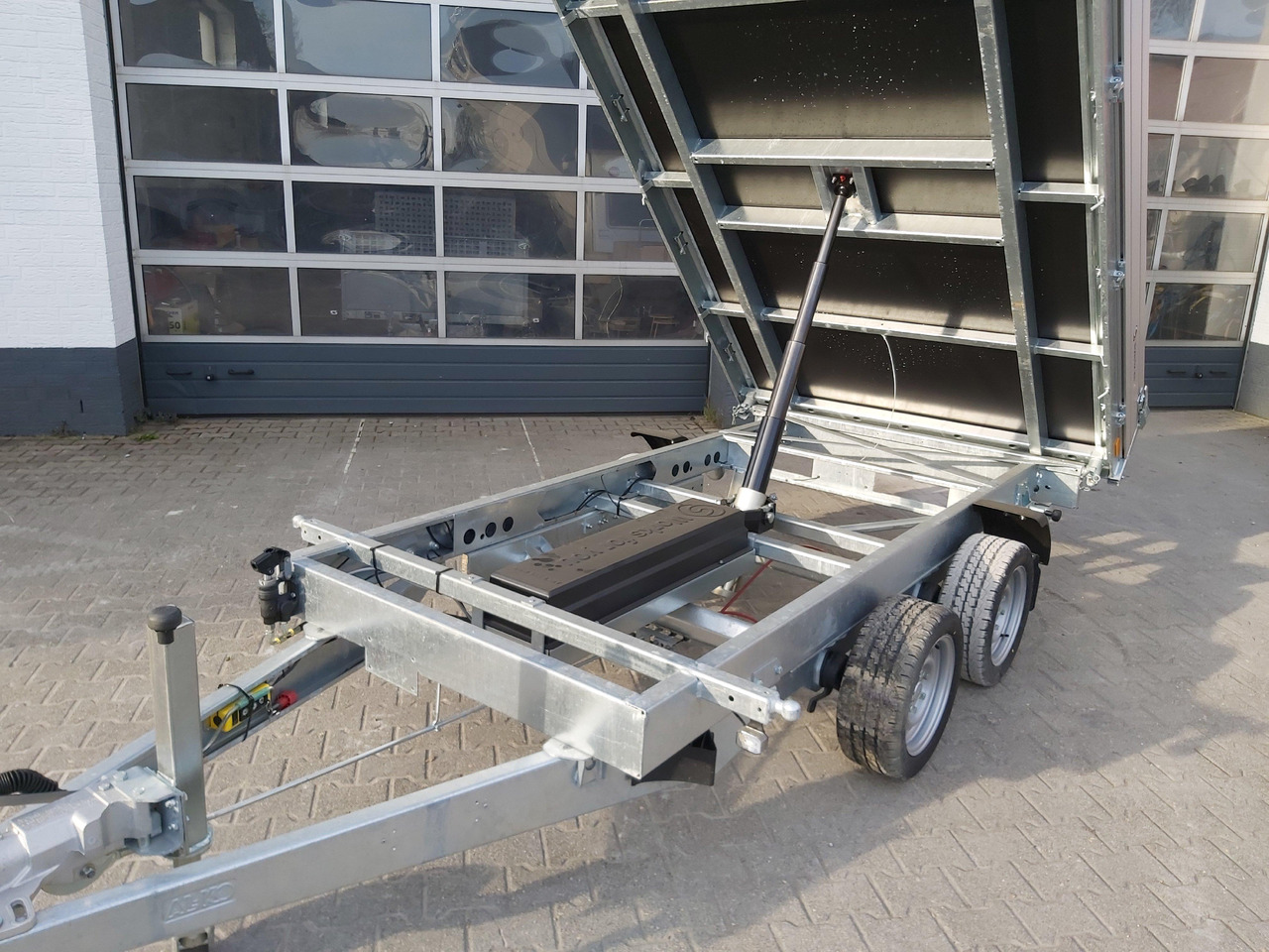 Saris Kipper K3 306 184 3500 2 E 306x184x30cm 3500kg silver Elektro NHP Stützen 13" 3500kg used - Tippsläp: bild 3 Saris Kipper K3 306 184 3500 2 E 306x184x30cm 3500kg silver Elektro NHP Stützen 13" 3500kg used - Tippsläp: bild 3