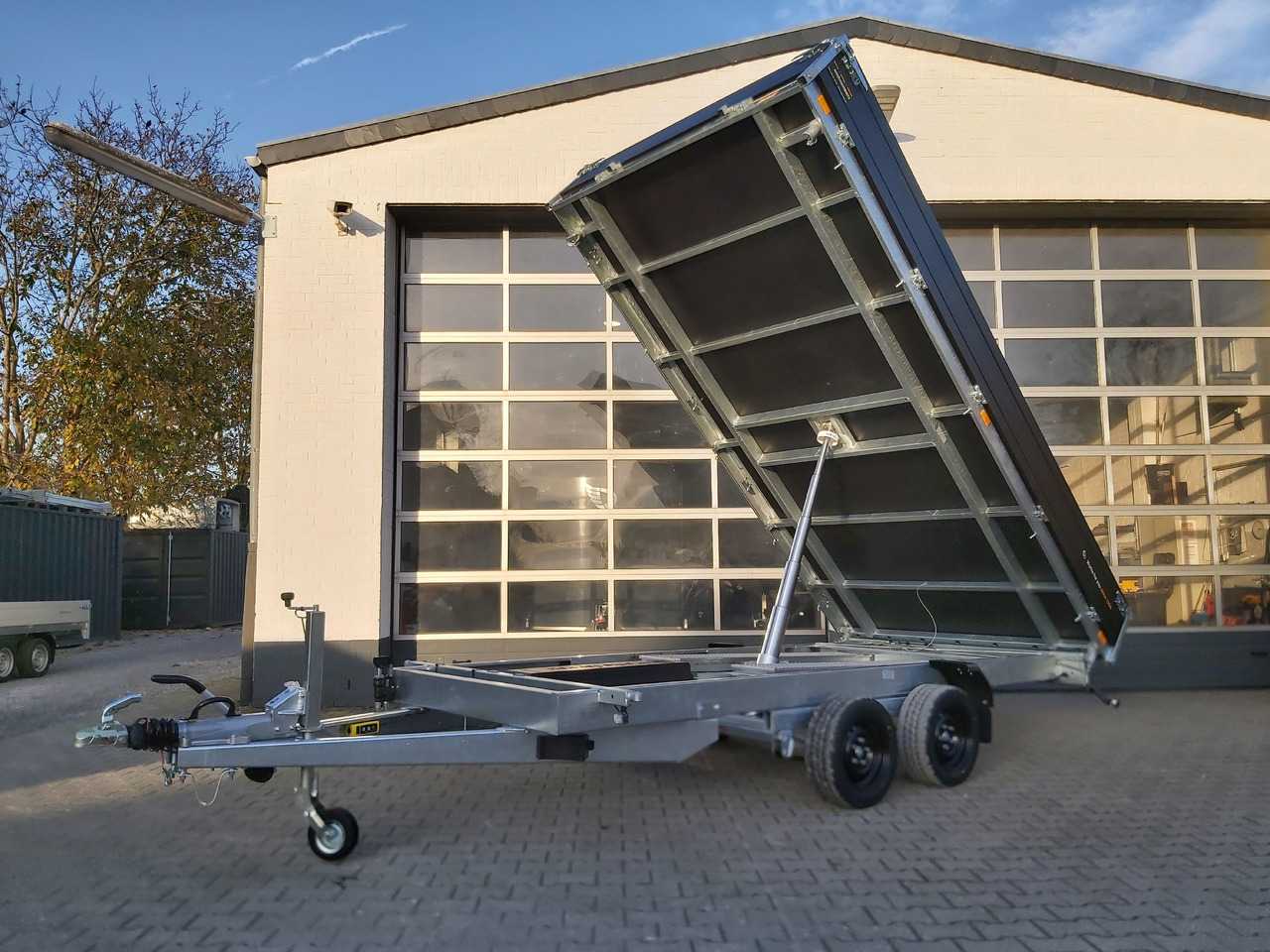 Saris Kipper K3 406 204 3500 2 E 406x204x35 black elektro NH Rampen Blattfeder 3500kg Herbst Aktion - Tippsläp: bild 1 Saris Kipper K3 406 204 3500 2 E 406x204x35 black elektro NH Rampen Blattfeder 3500kg Herbst Aktion - Tippsläp: bild 1