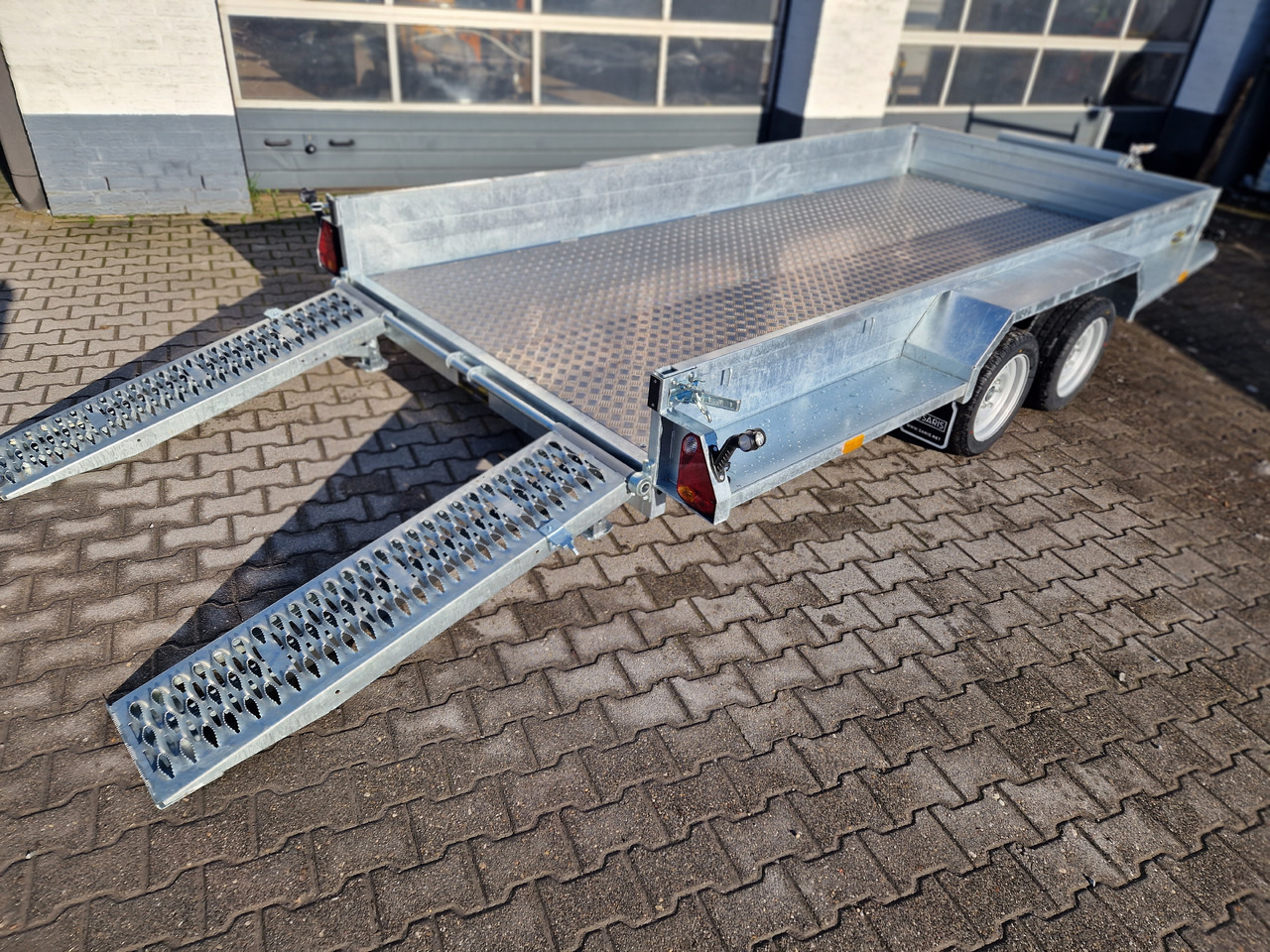 Saris Magnum MAXX 3500 406x182x30cm force one Rampen Schaufelablage 100km/H 3500kg Januar Aktion - Maskinsläp: bild 1 Saris Magnum MAXX 3500 406x182x30cm force one Rampen Schaufelablage 100km/H 3500kg Januar Aktion - Maskinsläp: bild 1