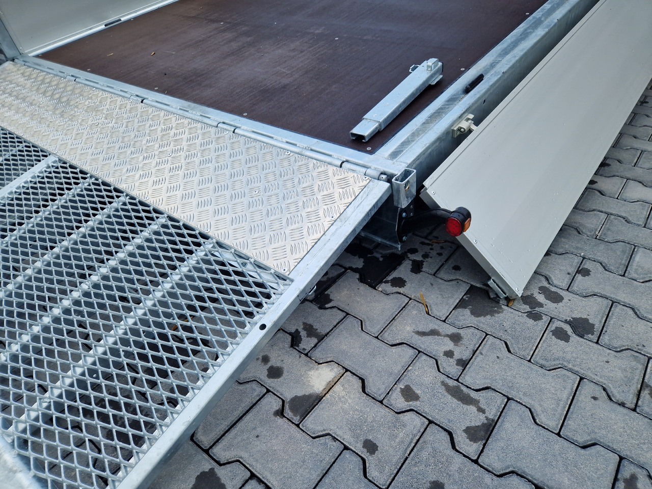 Variant Maschinentransporter 3553 UX Maxi LOAD blackline LED Tridem Parabel 3500kg - Maskinsläp: bild 4 Variant Maschinentransporter 3553 UX Maxi LOAD blackline LED Tridem Parabel 3500kg - Maskinsläp: bild 4