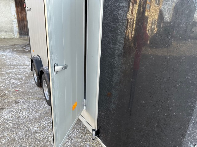 Cheval Liberte Debon Roadster 800 Alu + Türe 3500 kg, 100 km/h, 435x202x202cm - Skåpsläp: bild 5 Cheval Liberte Debon Roadster 800 Alu + Türe 3500 kg, 100 km/h, 435x202x202cm - Skåpsläp: bild 5