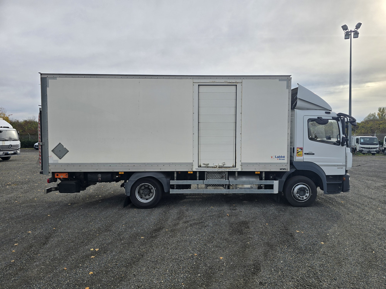 MERCEDES-BENZ Atego 1218 - Box - LIFT - SIDE DOOR - ADR - Lastbil med skåp: bild 3 MERCEDES-BENZ Atego 1218 - Box - LIFT - SIDE DOOR - ADR - Lastbil med skåp: bild 3