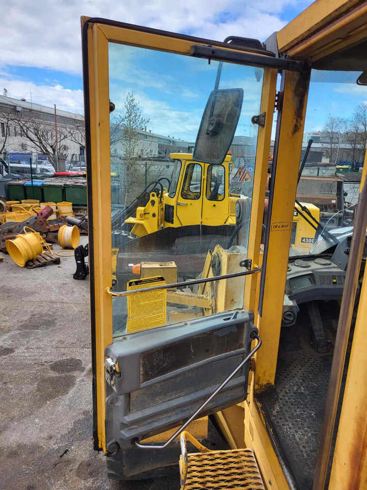 Volvo door - Dörr och reservdelar för Lastare: bild 2 Volvo door - Dörr och reservdelar för Lastare: bild 2