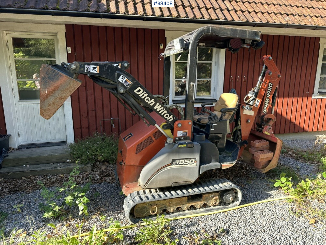 Ditch witch XT850 with Front loader and Backhoe attachment - Kompakt bandlastare: bild 1 Ditch witch XT850 with Front loader and Backhoe attachment - Kompakt bandlastare: bild 1