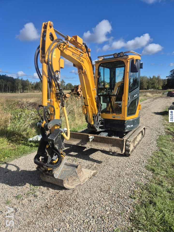 Hyundai 25Z-9AK mini excavator with tiltrotator and attachments - Minigrävmaskin: bild 2 Hyundai 25Z-9AK mini excavator with tiltrotator and attachments - Minigrävmaskin: bild 2