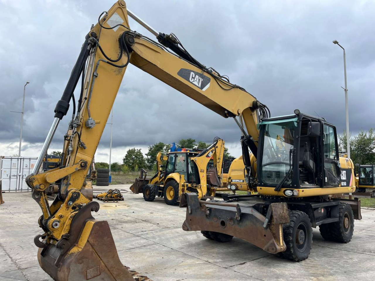 Grävmaskin på däck CAT M316D: bild 1