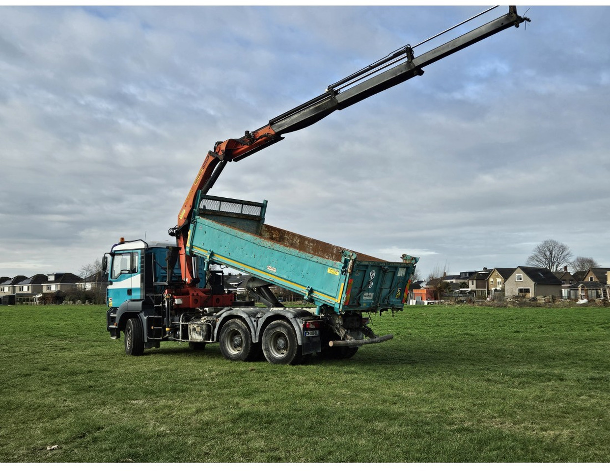 MAN TGA 33.360 TIPPER 3 SIDE CRANE PALFINGER 16502 *REMOTE CONTROL - Tippbil lastbil: bild 4 MAN TGA 33.360 TIPPER 3 SIDE CRANE PALFINGER 16502 *REMOTE CONTROL - Tippbil lastbil: bild 4