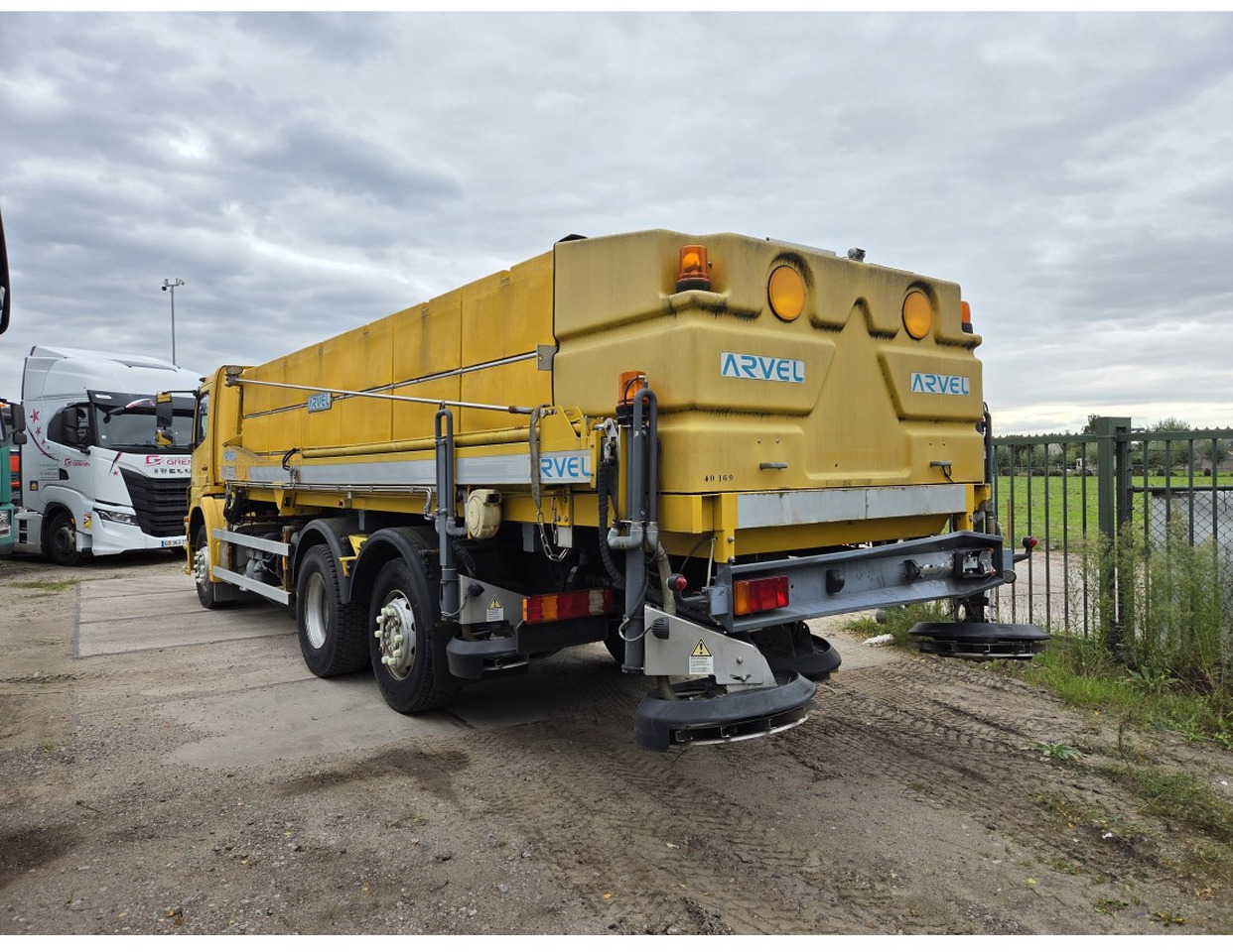 MERCEDES AXOR 2533 6X2 CHASSIS LOW MILEAGE - Chassi lastbil, Plogbil: bild 2 MERCEDES AXOR 2533 6X2 CHASSIS LOW MILEAGE - Chassi lastbil, Plogbil: bild 2