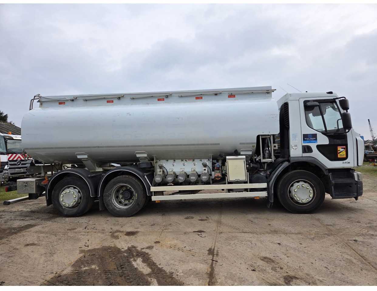 Renault Premium 340 6x2 Fuel Tank 18.540 L 3 compart Steering Axle Retarder Manual gearbox - Tankbil: bild 3 Renault Premium 340 6x2 Fuel Tank 18.540 L 3 compart Steering Axle Retarder Manual gearbox - Tankbil: bild 3